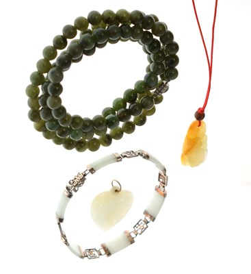 Lot 95 - Small group of jewellery comprising a Chinese white metal and hardstone bracelet, etc