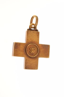 Lot 49 - Attributed to Castellani, 19th century micro-mosaic cross pendant