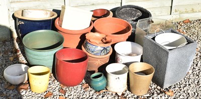 Lot 841 - Mixed group of garden pots / planters
