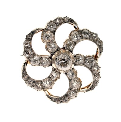 Lot 29 - Late 19th / early 20th century diamond yellow and white metal set cluster brooch