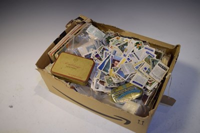 Lot 224 - Assorted collection of loose cigarette and trade cards