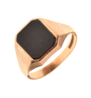 Lot 13 - 9ct gold onyx signet ring