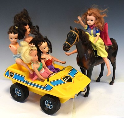 Lot 303 - Quantity of Sindy dolls,  together with a Sindy car, wardrobe, accessories, clothing, etc