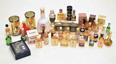Lot 471 - Quantity of miniatures
