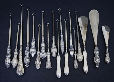 Lot 182 - Quantity of silver handled shoehorns and button hooks