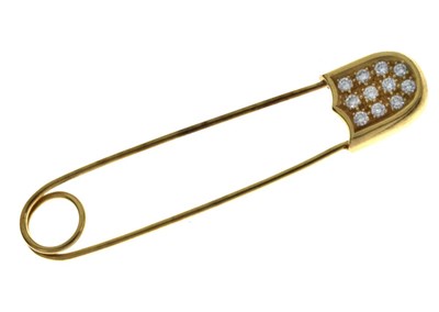 Lot 104 - Diamond set safety pin brooch