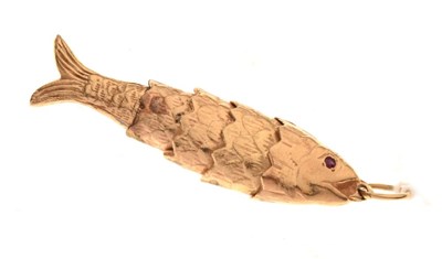 Lot 81 - Articulated yellow metal fish pendant