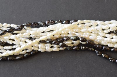 Lot 37 - Freshwater pearl yellow metal necklace and matching bracelet set