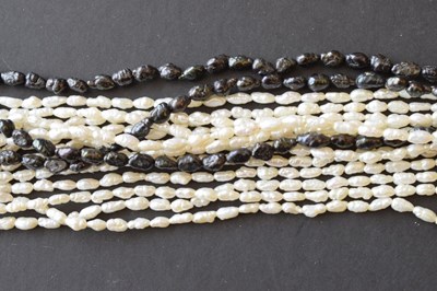 Lot 37 - Freshwater pearl yellow metal necklace and matching bracelet set