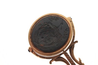 Lot 41 - Late Georgian unmarked yellow metal and bloodstone swivel fob seal