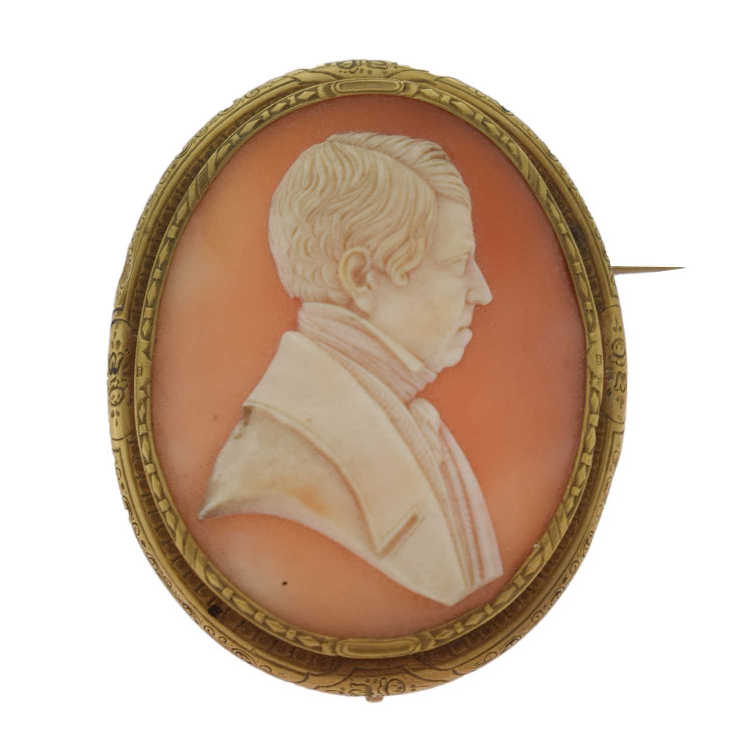 Lot 40 - 19th century Neapolitan carved shell cameo depicting a gentleman