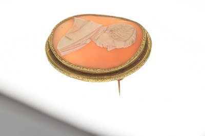 Lot 40 - 19th century Neapolitan carved shell cameo depicting a gentleman