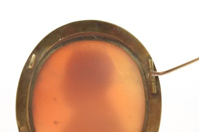 Lot 40 - 19th century Neapolitan carved shell cameo depicting a gentleman