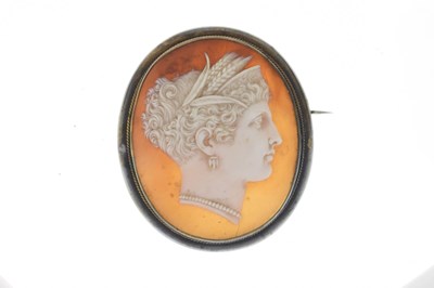 Lot 39 - 19th century Neapolitan carved shell cameo depicting a classical lady