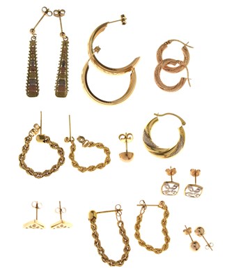 Lot 174 - Assorted 9ct gold and yellow metal earrings