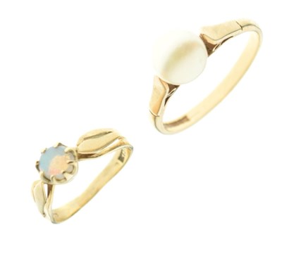 Lot 21 - Two 9ct gold rings