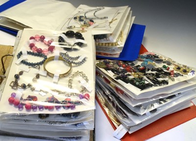 Lot 112 - Quantity of costume jewellery