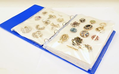 Lot 107 - Quantity of costume brooches