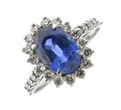 Lot 20 - Sapphire and diamond platinum cluster ring
