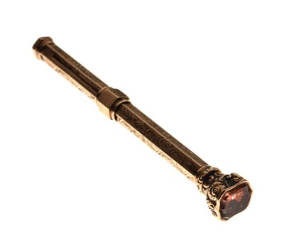 Lot 86 - Yellow metal retractable pencil of hexagonal design