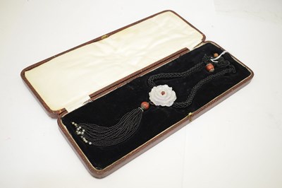 Lot 44 - White jade pendant necklace