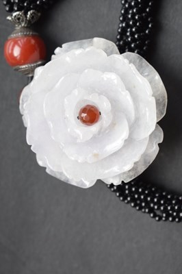 Lot 44 - White jade pendant necklace