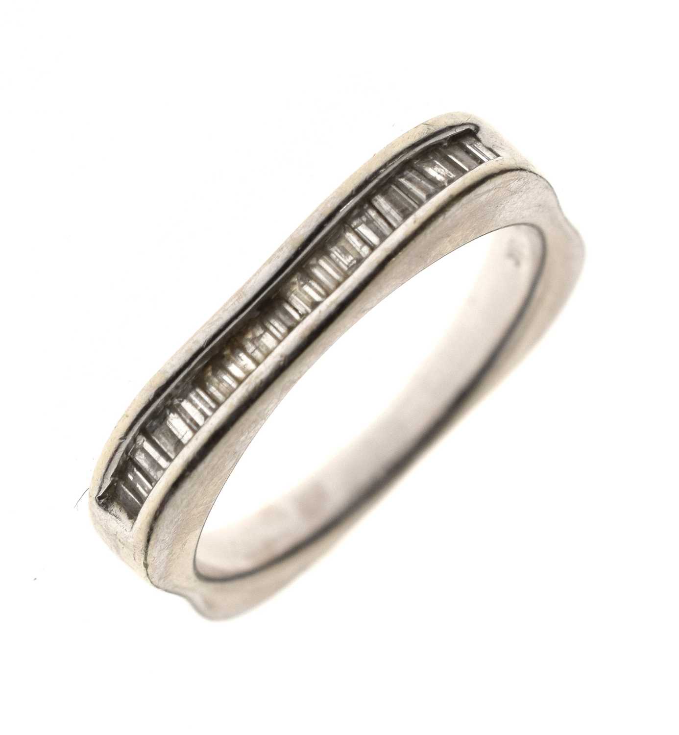 Lot 17 - 18ct white gold diamond ring