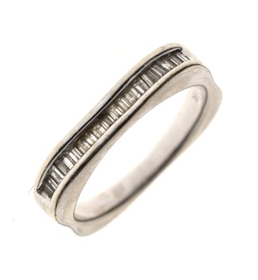Lot 17 - 18ct white gold diamond ring