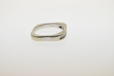 Lot 17 - 18ct white gold diamond ring