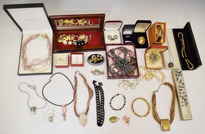 Lot 156 - Assorted costume jewellery