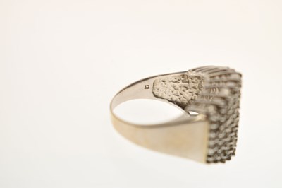 Lot 18 - Multi stone diamond white metal dress ring