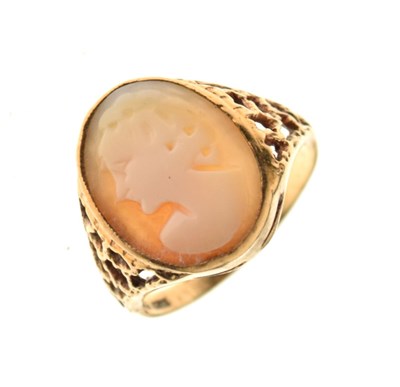 Lot 14 - Cameo ring