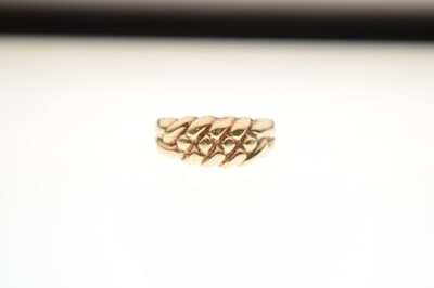 Lot 61 - 9ct gold keeper ring