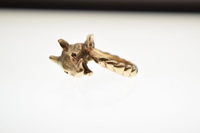 Lot 21 - 9ct gold cast fox head ring