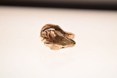 Lot 21 - 9ct gold cast fox head ring