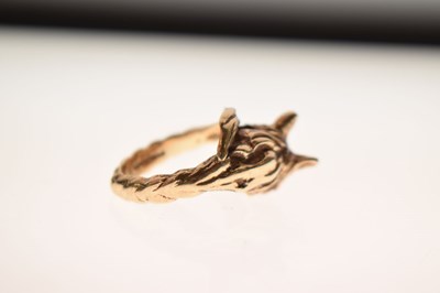 Lot 21 - 9ct gold cast fox head ring