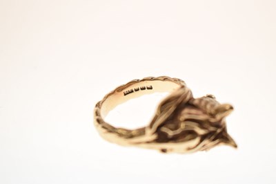 Lot 21 - 9ct gold cast fox head ring
