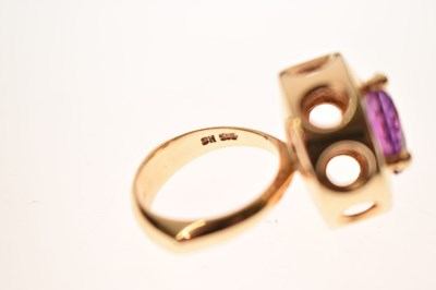 Lot 24 - Synthetic sapphire 14ct gold cocktail ring