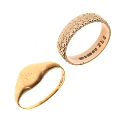 Lot 24 - Two 9ct gold rings