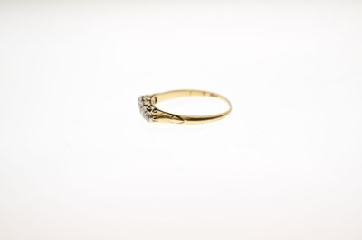 Lot 13 - Early 20th century five-stone diamond ring