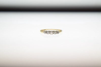Lot 13 - Early 20th century five-stone diamond ring