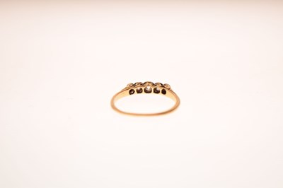 Lot 13 - Early 20th century five-stone diamond ring