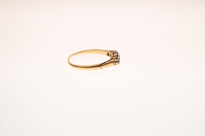 Lot 13 - Early 20th century five-stone diamond ring