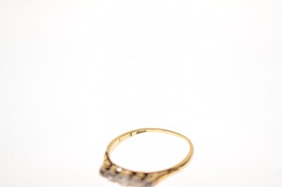 Lot 13 - Early 20th century five-stone diamond ring