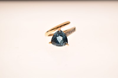 Lot 34 - 'Swiss' blue topaz 9ct gold ring