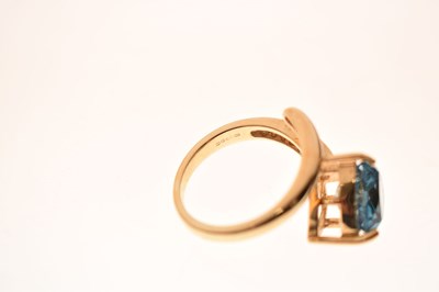 Lot 34 - 'Swiss' blue topaz 9ct gold ring