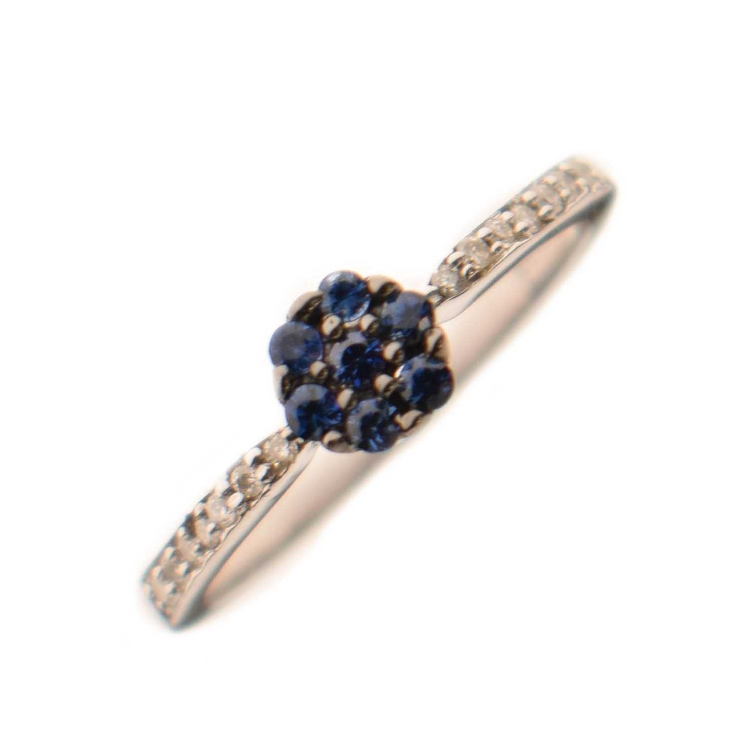 Lot 29 - White and blue diamond 9ct gold cluster ring
