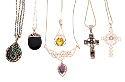 Lot 88 - Small quantity of pendants