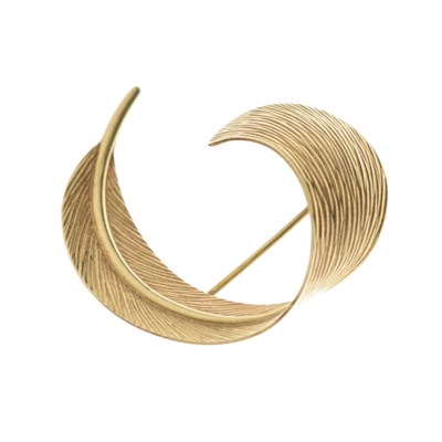 Lot 50 - Yellow metal brooch in the form of a curved feather, stamped 9ct