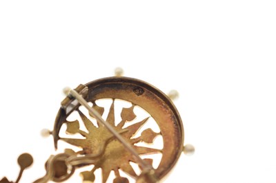 Lot 39 - Late Victorian seed pearl yellow metal pendant necklace
